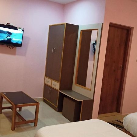 Aarthi Residency Hotel Карайкуди Екстериор снимка