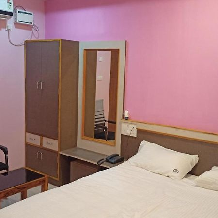 Aarthi Residency Hotel Карайкуди Екстериор снимка