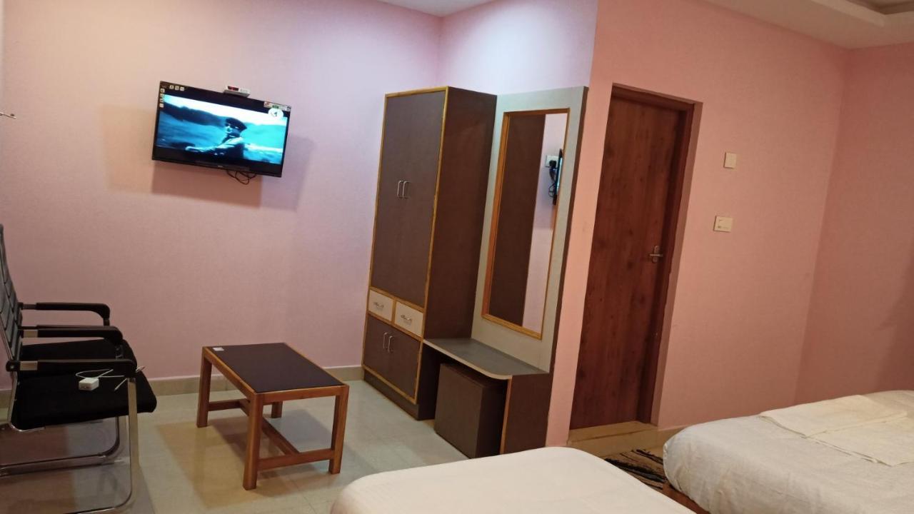 Aarthi Residency Hotel Карайкуди Екстериор снимка
