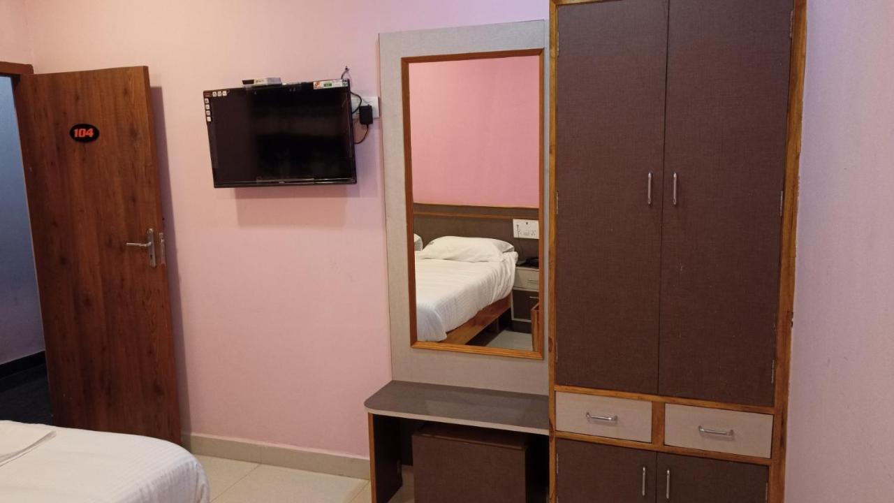 Aarthi Residency Hotel Карайкуди Екстериор снимка