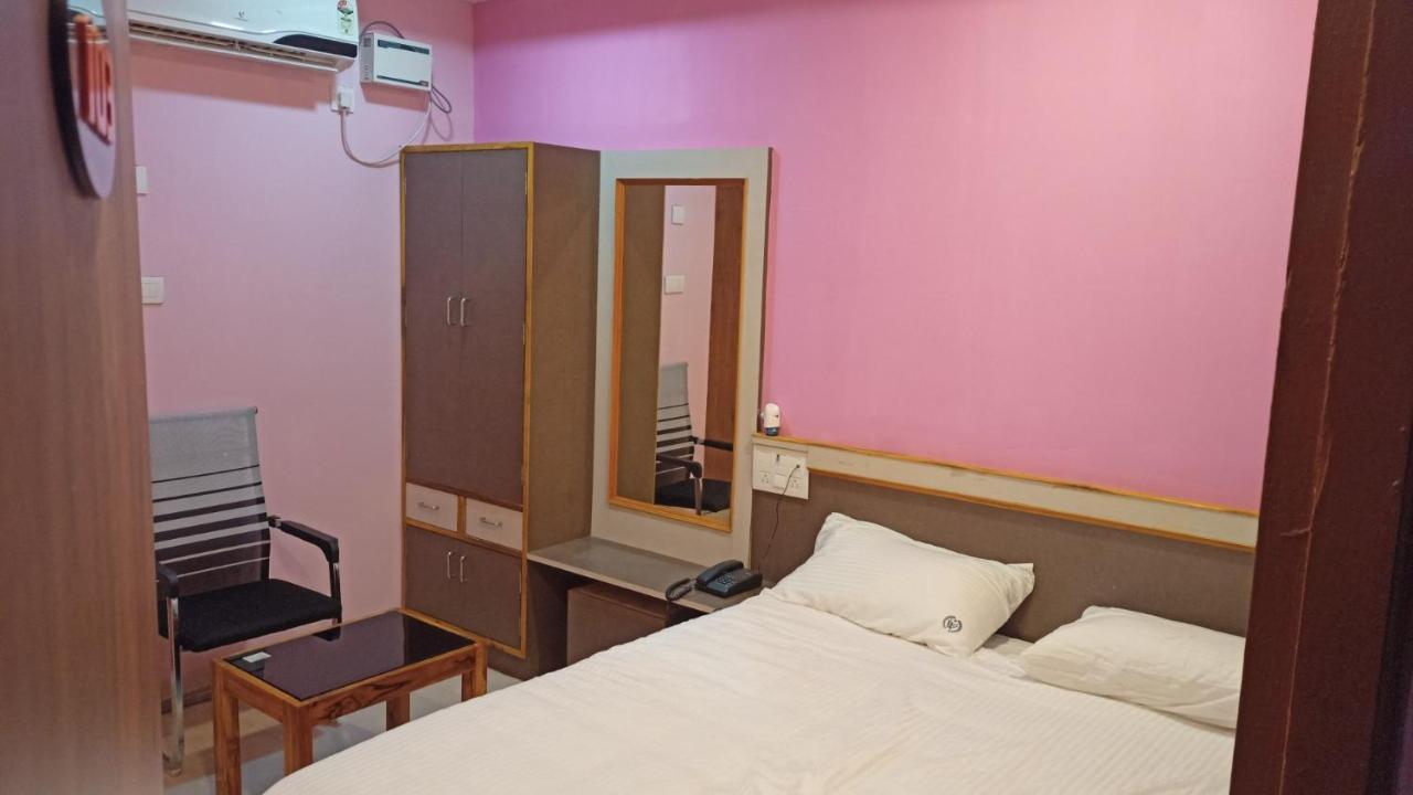 Aarthi Residency Hotel Карайкуди Екстериор снимка