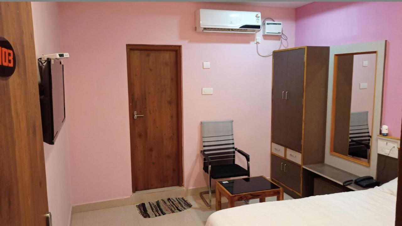 Aarthi Residency Hotel Карайкуди Екстериор снимка