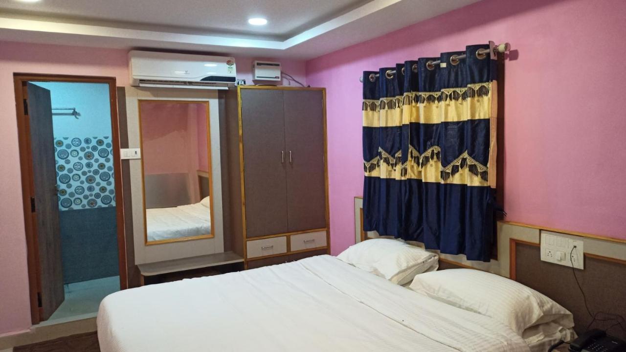 Aarthi Residency Hotel Карайкуди Екстериор снимка