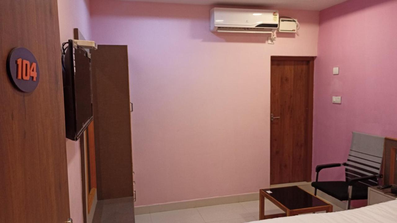 Aarthi Residency Hotel Карайкуди Екстериор снимка