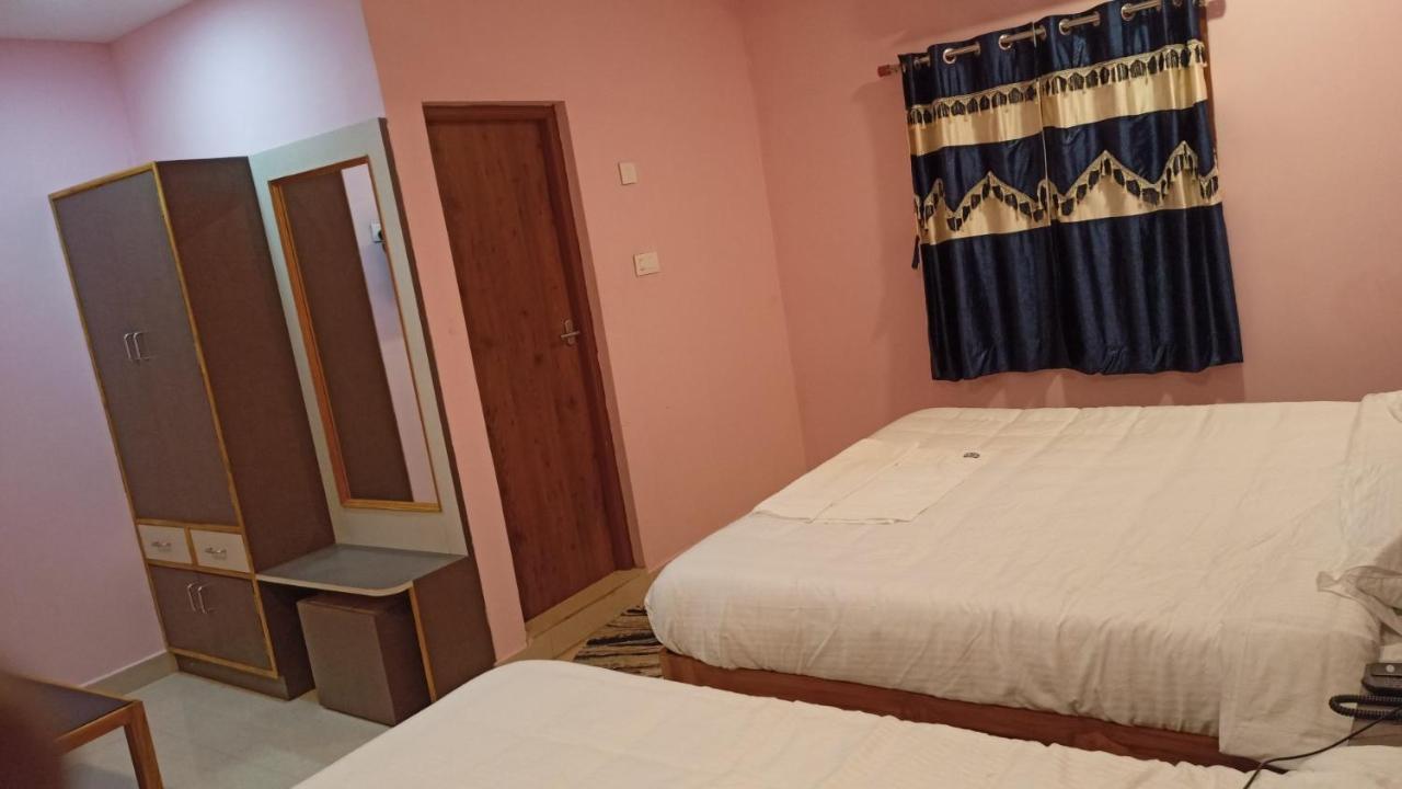 Aarthi Residency Hotel Карайкуди Екстериор снимка