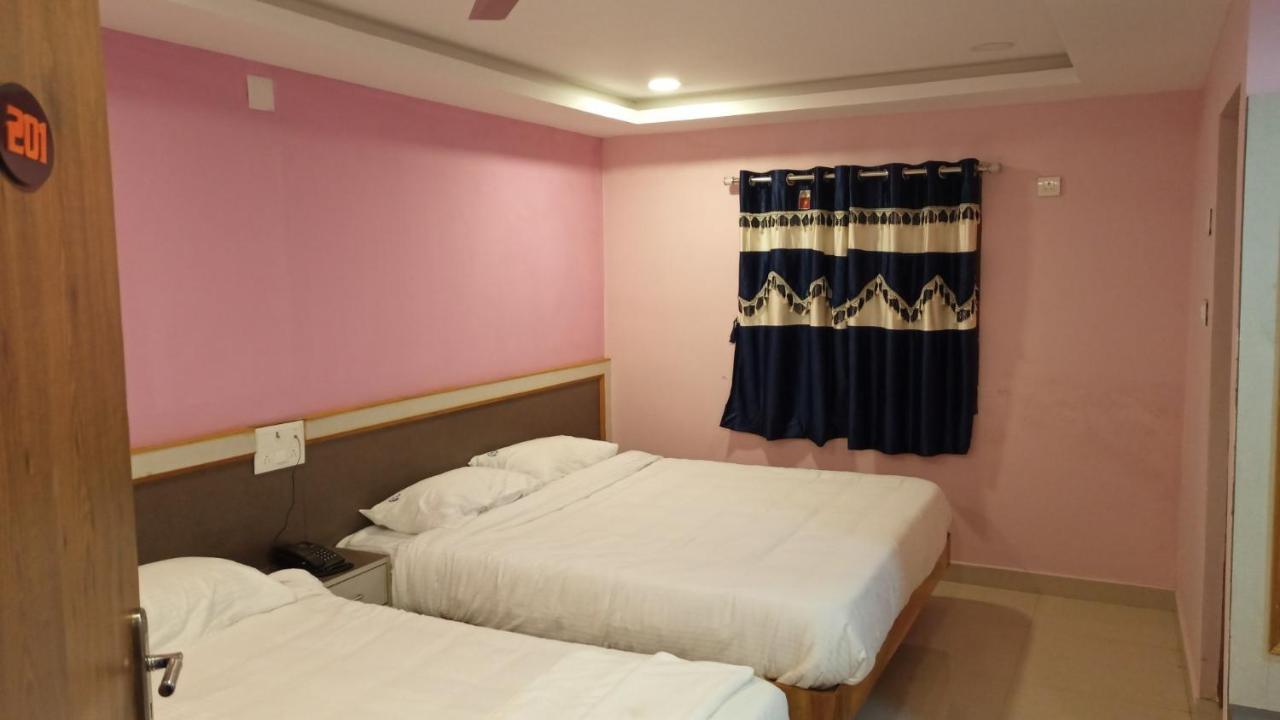 Aarthi Residency Hotel Карайкуди Екстериор снимка