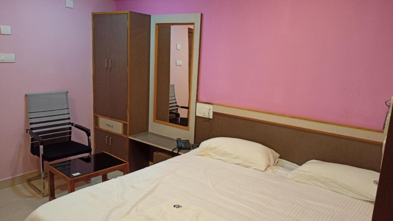 Aarthi Residency Hotel Карайкуди Екстериор снимка