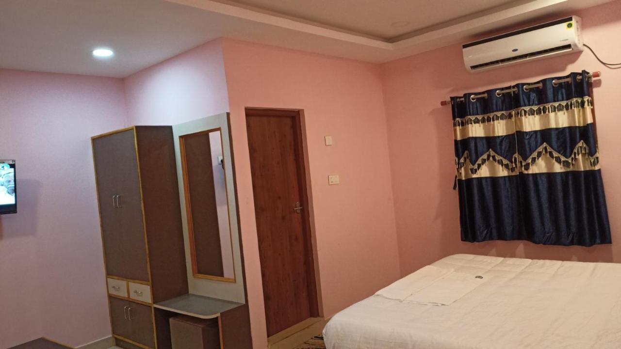 Aarthi Residency Hotel Карайкуди Екстериор снимка