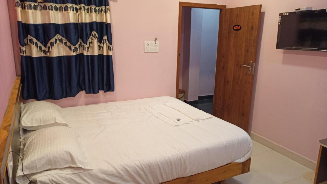 Aarthi Residency Hotel Карайкуди Екстериор снимка