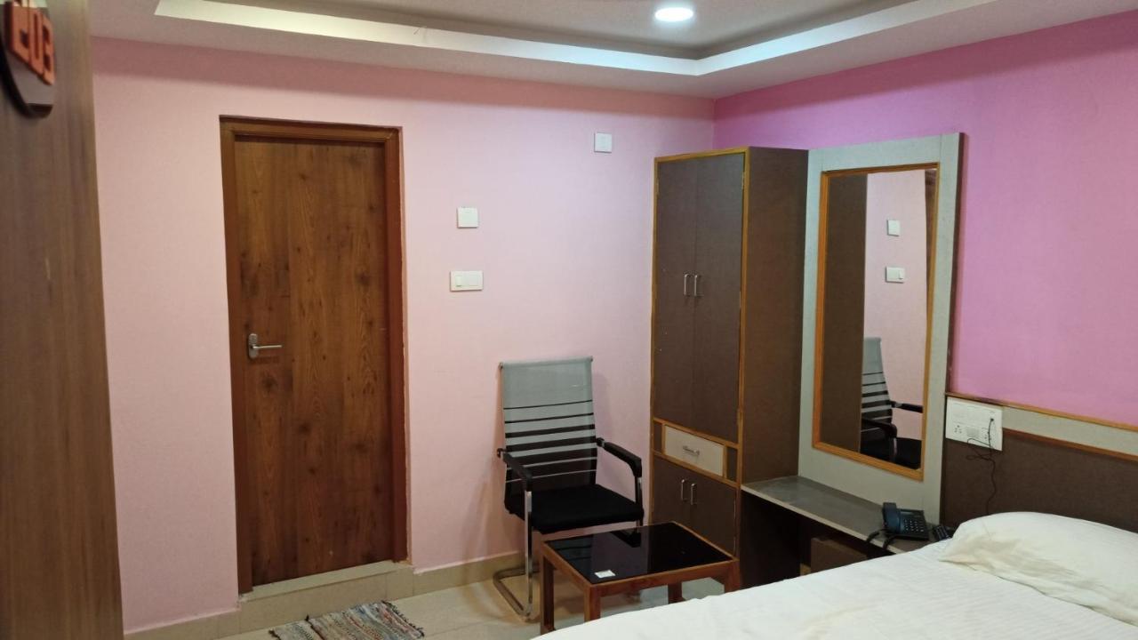 Aarthi Residency Hotel Карайкуди Екстериор снимка