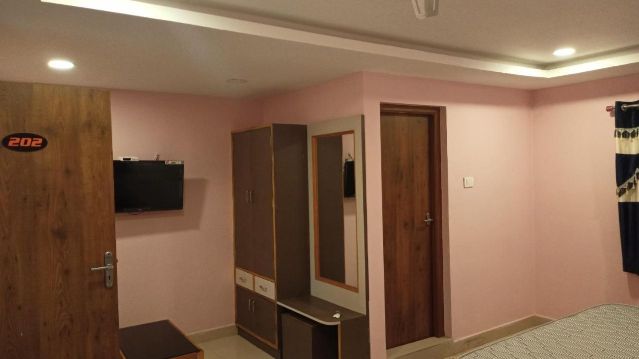 Aarthi Residency Hotel Карайкуди Екстериор снимка