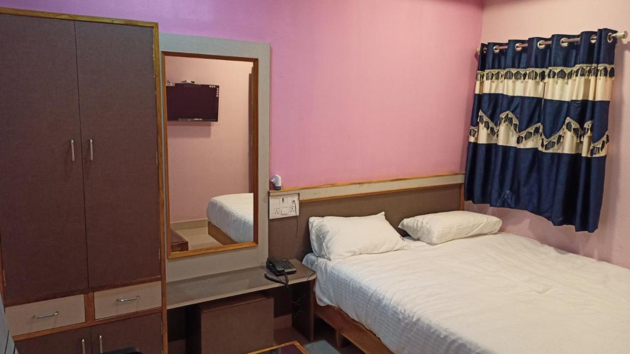 Aarthi Residency Hotel Карайкуди Екстериор снимка
