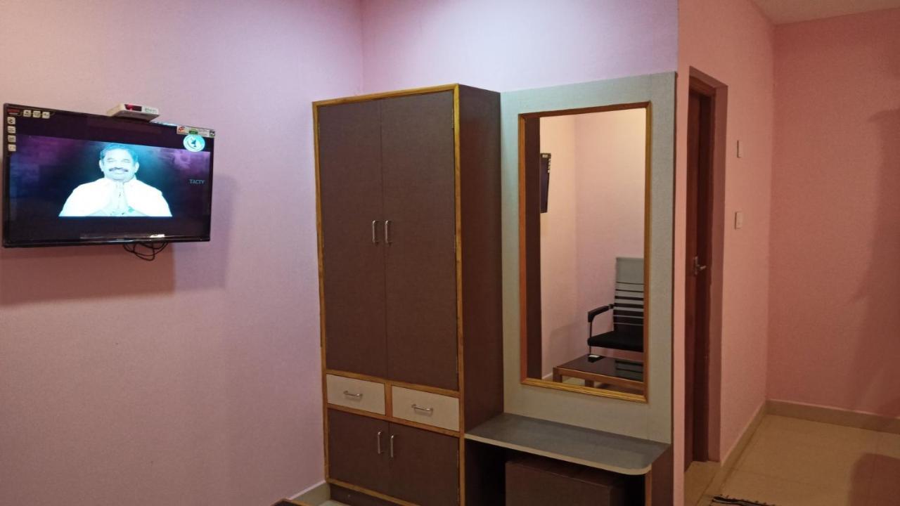 Aarthi Residency Hotel Карайкуди Екстериор снимка